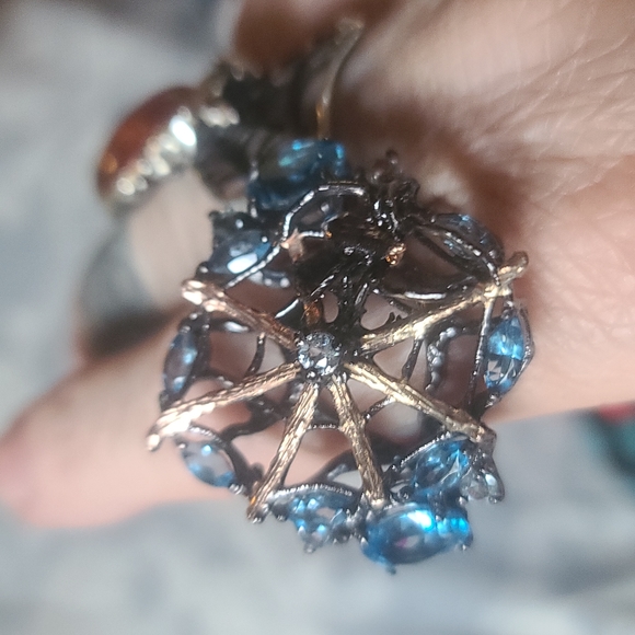 Gorgeous blue&white Topaz spiderweb cocktail ring - Picture 4 of 10